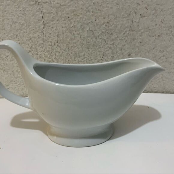 CORDON BLEU GRAVY BOAT CERAMIC WHITE SOLID SERVING HANDLE SPOUT VINTAGE - Picture 2 of 7